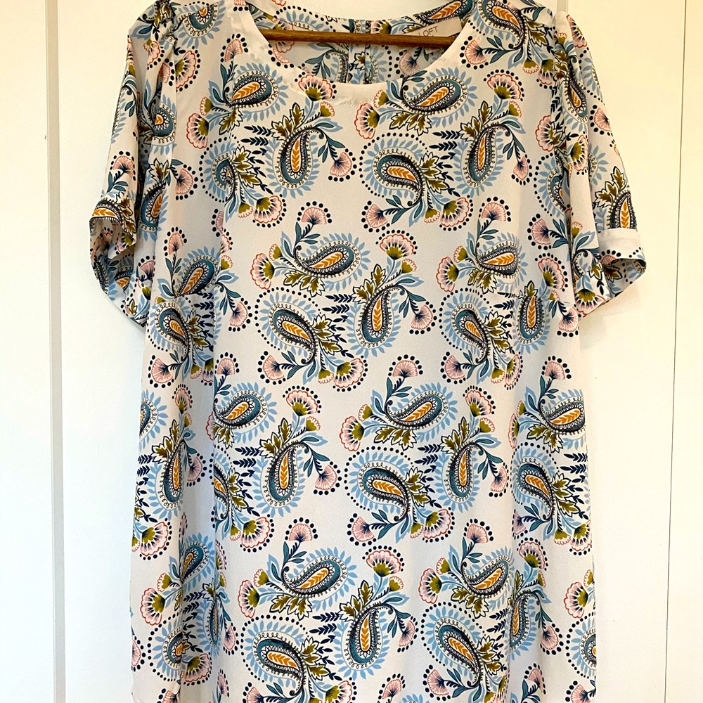 Adorable paisley short sleeve Loft blouse